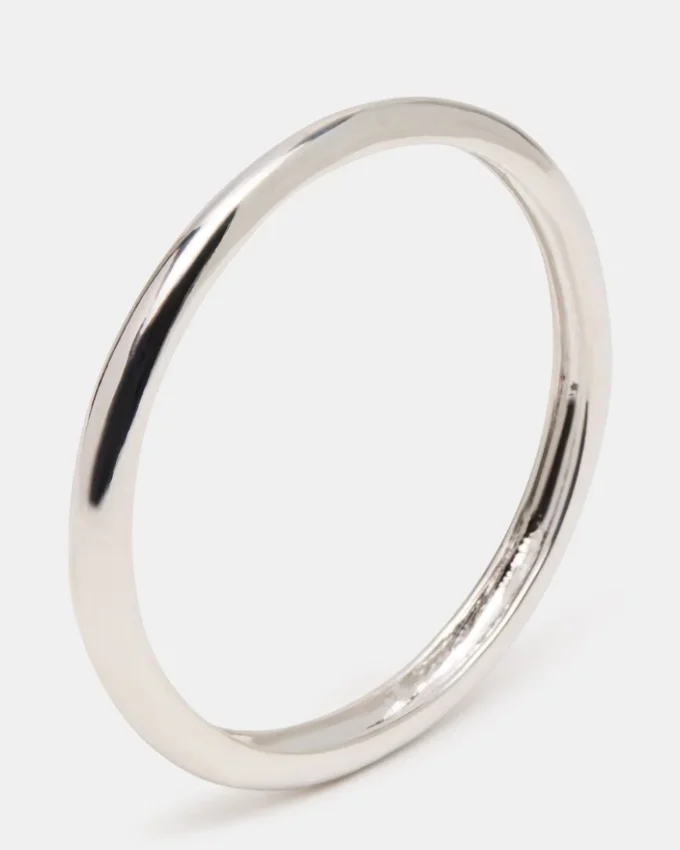 Cienka bransoletka typu bangle w kolorze srebrnym